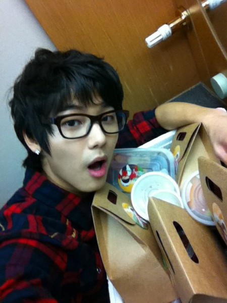 Paparazzi - Page 4 Cnblue-member-kang-min-hyuk-official-cnblue-twitter-3rd-dec-2010